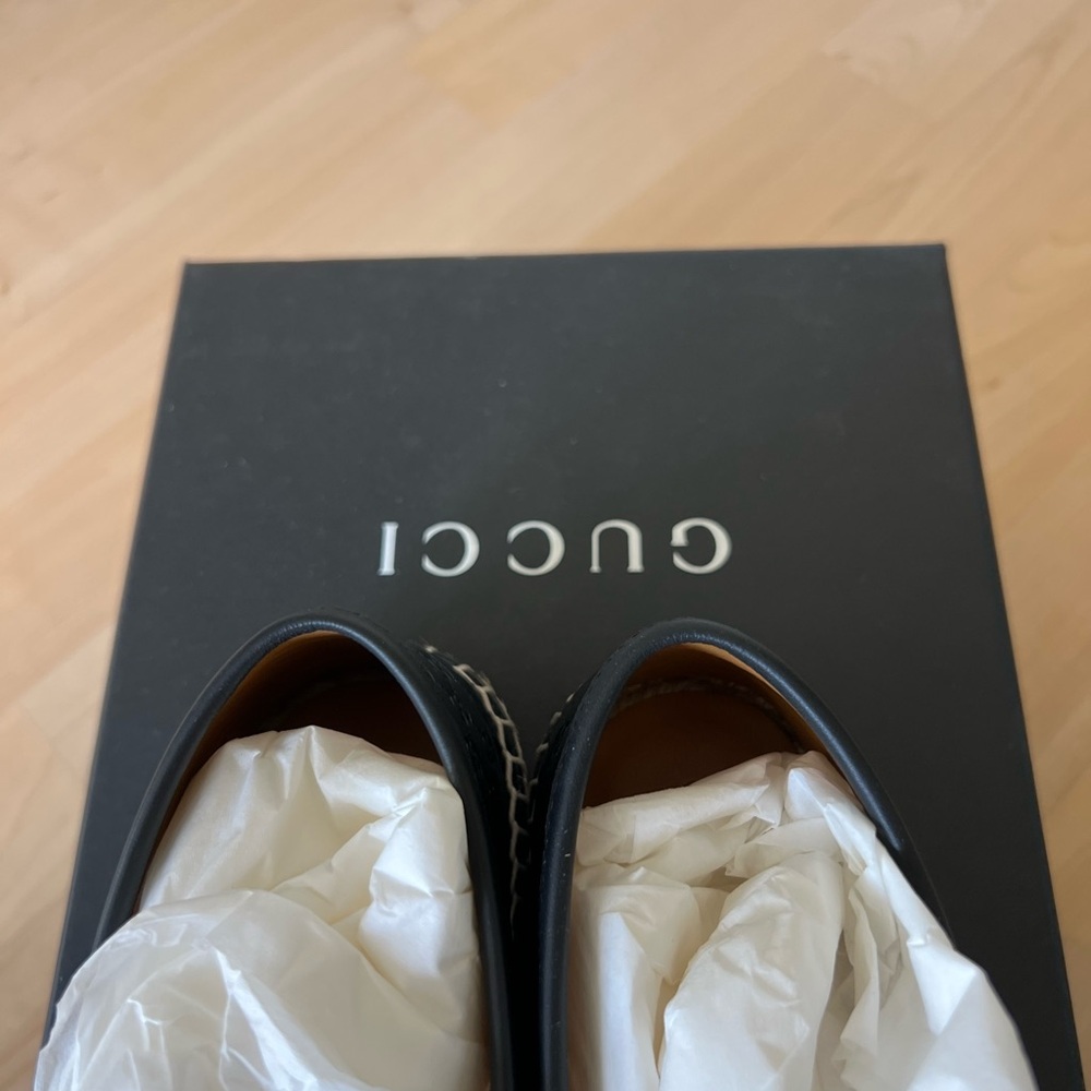 Gucci Black Leather Loafers with Embossed Design - Picture 2 of 8